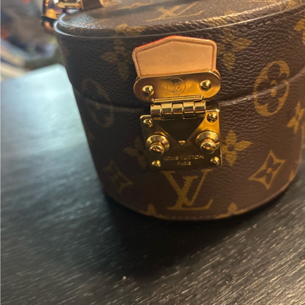 🐺🚨💥Louis Vuitton Monogram Round Crossbody Case - lipstick and mirror case💥🚨🐺 - Picture 8 of 9